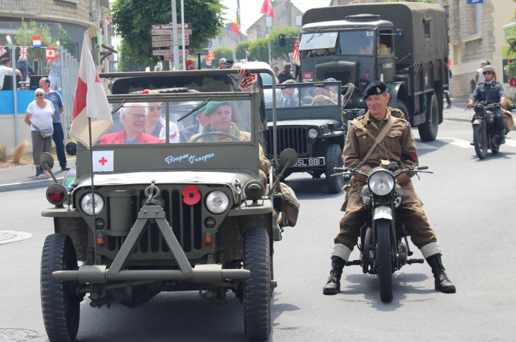 Defile des vehicules militaires petite