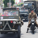 Defile des vehicules militaires petite