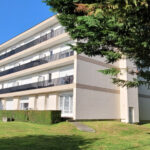 Vue extérieure de la Résidence autonomie La Royale, bâtiment moderne entouré d’espaces verts, offrant un cadre paisible aux personnes âgées autonomes.