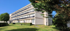 Vue extérieure de la Résidence autonomie La Royale, bâtiment moderne entouré d’espaces verts, offrant un cadre paisible aux personnes âgées autonomes.