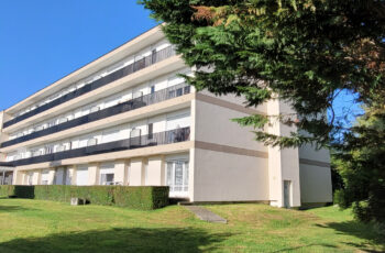 Vue extérieure de la Résidence autonomie La Royale, bâtiment moderne entouré d’espaces verts, offrant un cadre paisible aux personnes âgées autonomes. 1