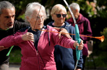 Des personnes âgées pratiquant le tir à l'arc 
