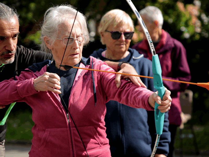 Des personnes âgées pratiquant le tir à l'arc 