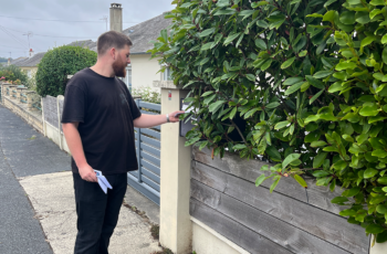 un agent municipal distribue un courrier aux habitants 